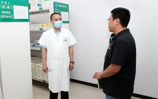 党委书记,院长冯丙树(左)在设备物资仓库检查